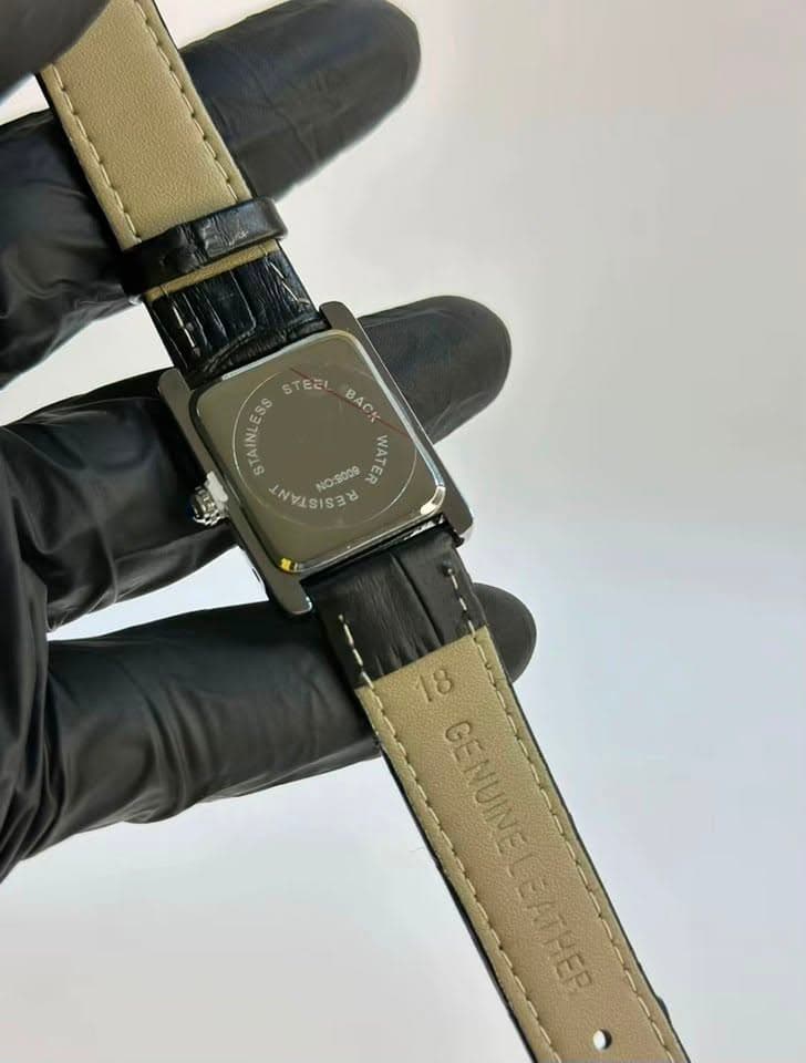 ERA CRITER case back and leather strap detail